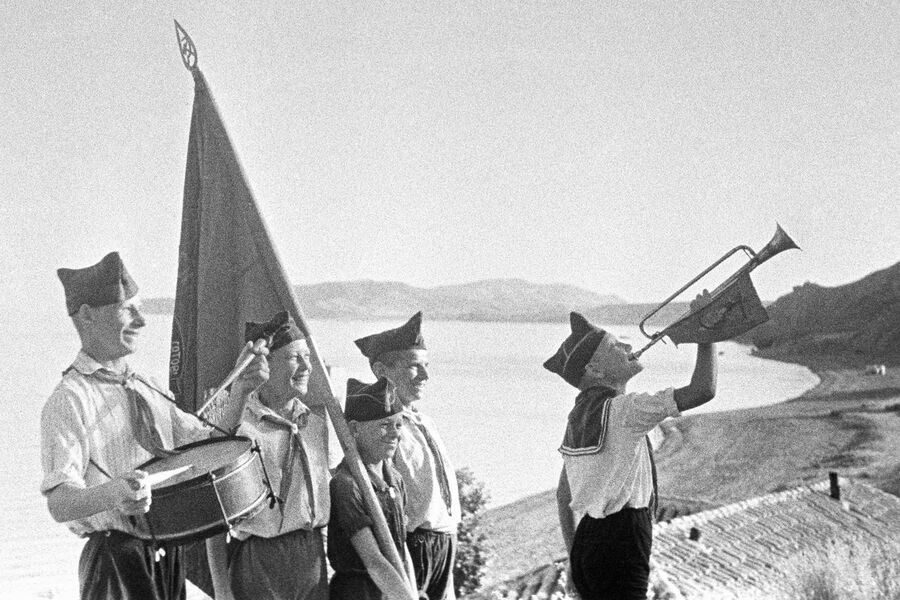 Сигнал на&nbsp;утреннюю линейку в&nbsp;лагере &laquo;Артек&raquo;, 1940&nbsp;год